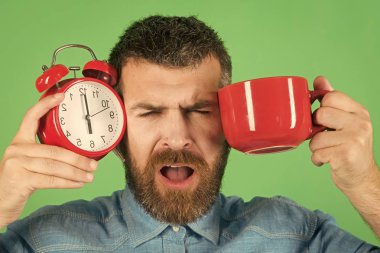 Şık erkek takım elbise. Alarm, kırmızı kupa mükemmel bir sabah.