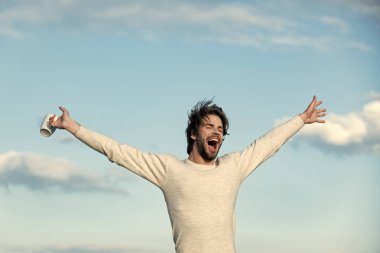 Dağınık saçlı adam tutun mulled şarap bardağı