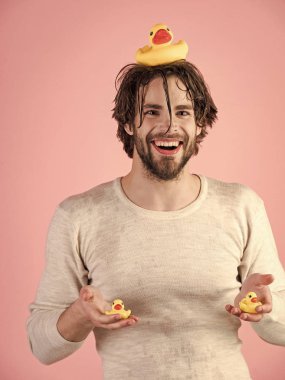 Eğlenceli yüzler. Adam splash su yüzüne pembe bir arka plan üzerinde.