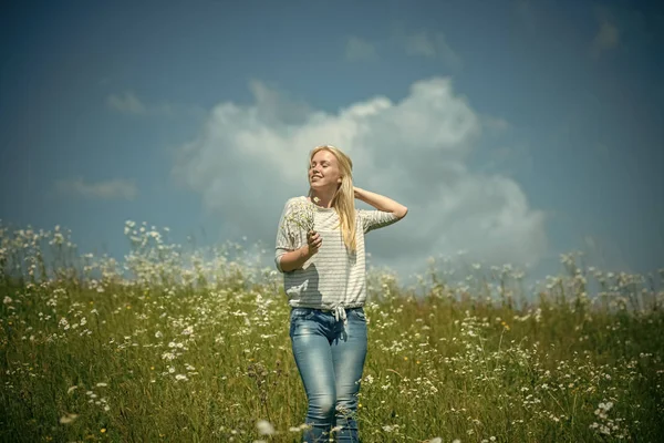 Şehvetli kadın. Papatya çiçek, Doğa ve çevre. — Stok fotoğraf