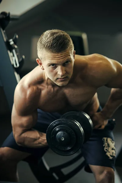 Mens geneest lichaamsverzorging. Bodybuilder man bouwen hand spieren met halter in sportschool — Stockfoto