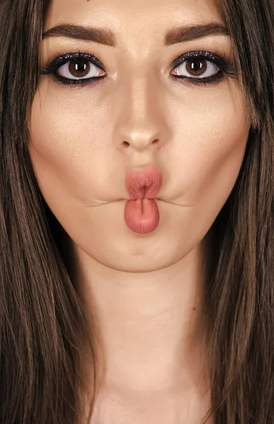 Uma mulher feliz. Mulher com lábios de peixe, rosto de maquiagem, beleza — Fotografia de Stock