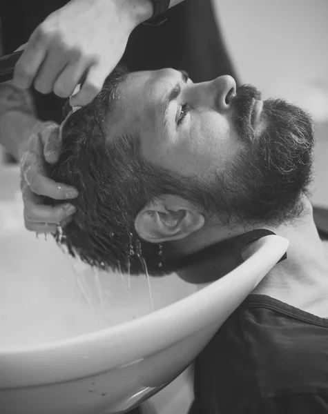 Чоловіки лікують догляд за тілом. людина з серйозним обличчям в перукарні, нова технологія . — стокове фото
