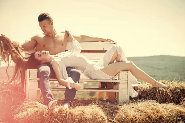 情熱的なカップルのキス, 少年と少女。山の風景のベンチに愛のカップル — ストック写真