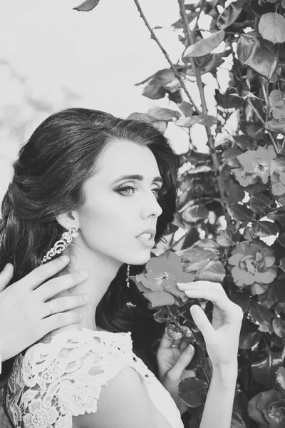 Sensual woman. Bride with long brunette hair with flower. — Stock Photo, Image