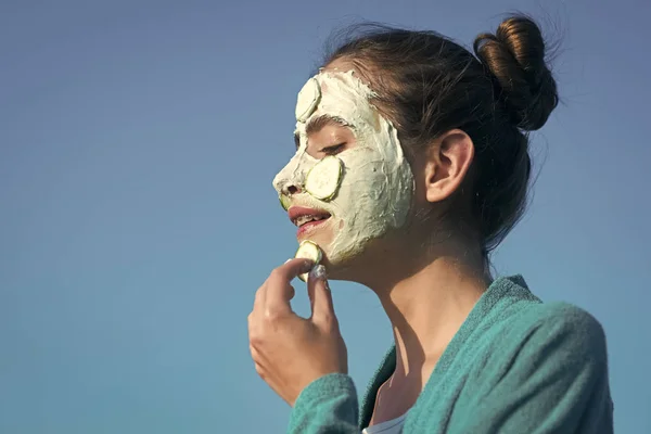 Skönhet mode porträtt. Flicka eller kvinna applicera gurka mask på ansikte — Stockfoto