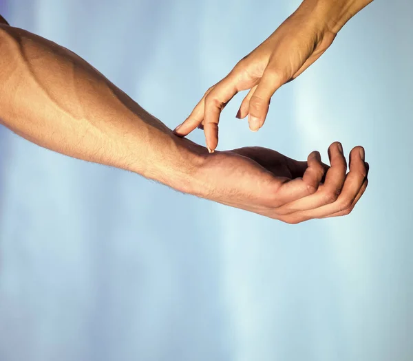 情侣相爱。女性手指接触男性手臂皮肤与静脉 — 图库照片