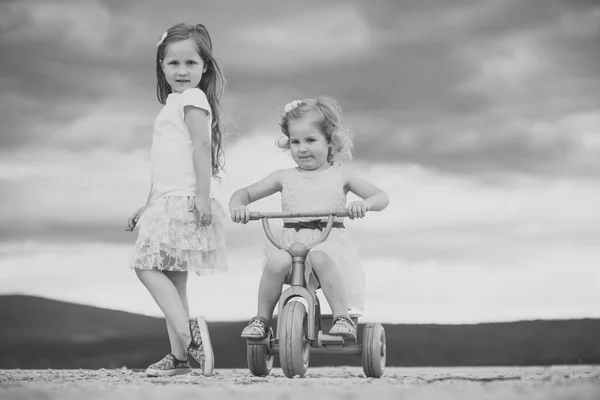 Niños jugando con juguetes. Concepto vacaciones de verano —  Fotos de Stock