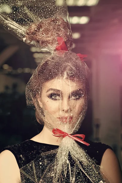 High fashion portret van elegante vrouw. Meisje met transparante wrapper op gezicht, aanwezig — Stockfoto