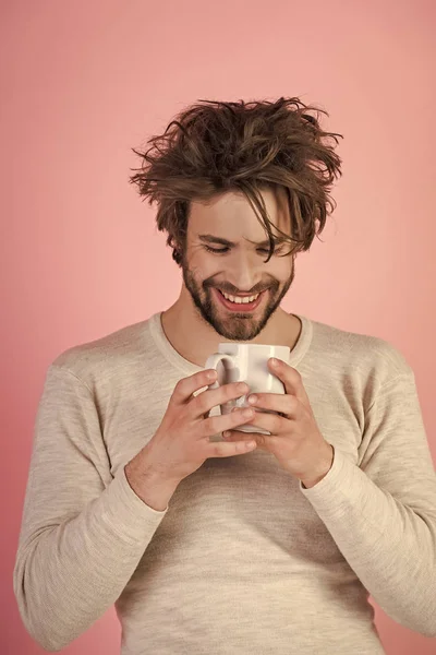 Διασκέδαση αντιμετωπίζει ευτυχισμένος άνθρωπος με τσάι Κύπελλο σε ροζ φόντο. — Φωτογραφία Αρχείου