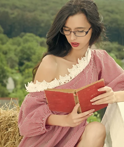 Femme sensuelle. Fille dans des lunettes livre de lecture — Photo