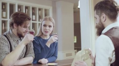 Restoranda bir kokteyl içme çekici zarif genç çift. Yakışıklı bir kafede iki flört sevgi dolu. Aşk ve romantizm. Yaşam tarzı kavramı