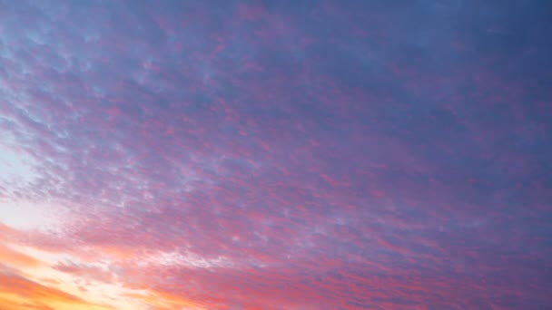 Feurig orangefarbener Abendhimmel. schöner Himmel. Sonnenuntergang am Himmel. dramatischer Sonnenuntergang und Sonnenaufgang Morgen Abend Abenddämmerung Himmel. — Stockvideo