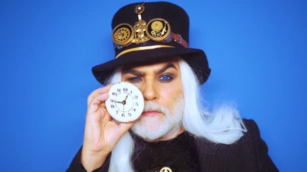 時計、タイムキーパー、タイム ライン。タイム ウィザード。時計を持つ歳の男性。時は金なり. — ストック動画