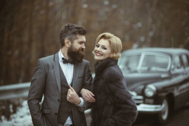 mutlu çift aşık ile orman ve kış zamanında Retro araba
