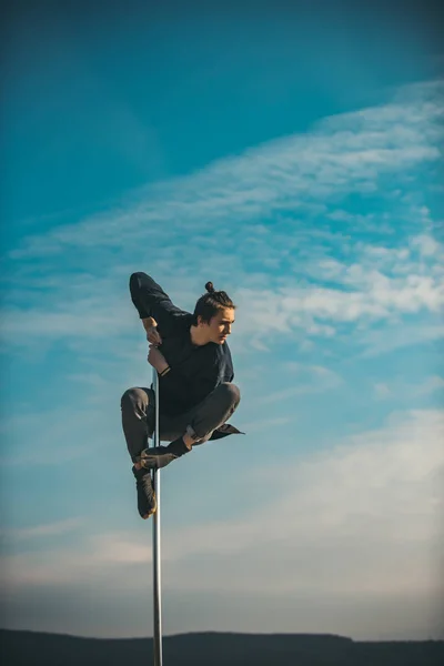 Atletische Man Maakt Mooie Atletisch Acrobatische Elementen Een Draagbare Pyloon — Stockfoto