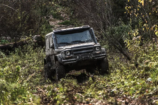 배경에 더러운 Offroad 차입니다 Suv는 경로에 진흙으로 화창한 크로스 경주입니다 — 스톡 사진