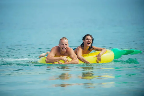 Sexy Gelukkige Paar Caribische Zee Sexy Gelukkige Paar Zomervakantie — Stockfoto