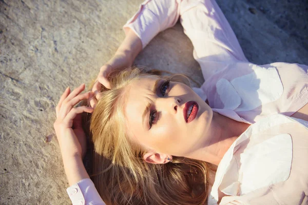 Şehvetli yüz makyaj, kırmızı dudaklar açık, güzellik kadın. Güneşli uzun sarı saçlı kız. Güzellik, bak, gençlik. Cilt Bakımı, makyaj, Sima. Saç bakım, sağlık, saç modeli.