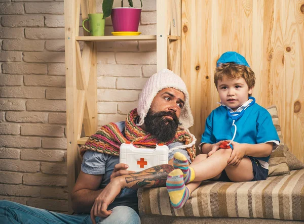 Aile Zamanı Doktor Oynayan Ciddi Çocukla Sakallı Adam Baba Gibi — Stok fotoğraf