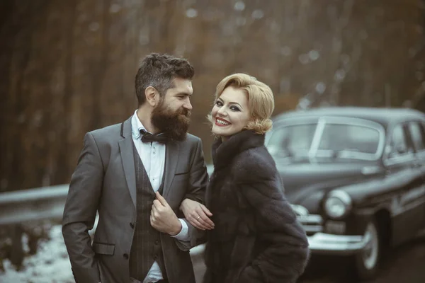 Carro Retro Floresta Tempo Inverno Com Casal Feliz Amor — Fotografia de Stock