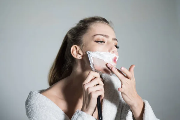 Mujer Afeitándose Cara Con Una Cuchilla Afilada Como Hombre Concepto —  Fotos de Stock