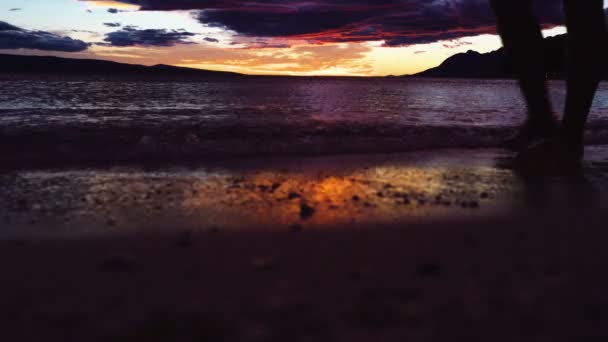 Laufbeine Silhouette auf Meer Sonnenuntergang Hintergrund. Silhouette Beine auf dem Meer Sonnenuntergang. Sonnenuntergang am Meer. Sonnenuntergang am Strand. Sonnenuntergang am Strand mit schönem Himmel. — Stockvideo