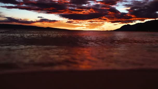 海の夕日。ビーチに沈む夕日。ビーチの夕日. — ストック動画