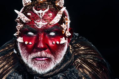 Kırmızı dragon cilt ve Beyaz sakalı, Cadılar Bayramı makyaj olan adam. Canavar keskin dikenler ve siğiller yüz, korku ve hayal kavramı ile. Siyah arka plan üzerine kör gözlü iblis kafası.