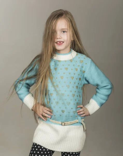Ein Kleines Mode Mädchen Mit Haaren Und Make — Stockfoto