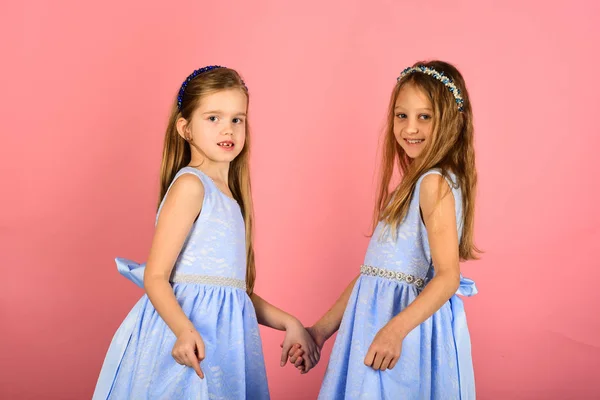 Tres Niñas Lindas Vestido Sobre Fondo Rosa — Foto de Stock