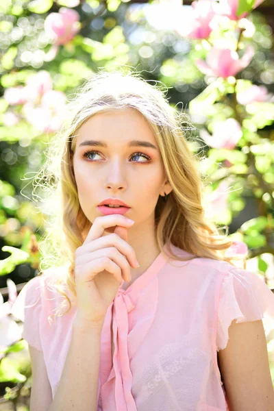 Nachdenkliche Blonde Mädchen Posiert Auf Natürlichem Hintergrund Verträumte Junge Dame — Stockfoto