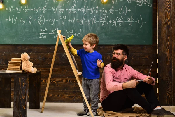 Profesora Sonriente Con Gafas Sentada Suelo Mientras Niño Divierte Pequeño — Foto de Stock