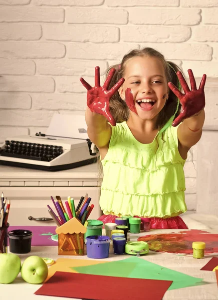 Lycklig unge ha kul. Barn glada leende med färgade händer — Stockfoto