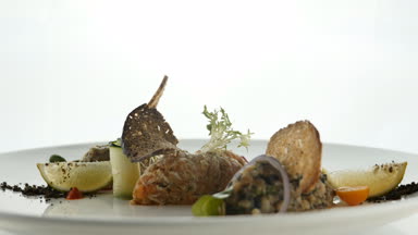 Şanti püresi ya da yapıştırma karamelize şeker şeker, salata, sebze beyaz arka plan üzerinde plaka üzerinde kahverengi ekmek parça ile lezzetli snack. Modern moleküler gastronomi