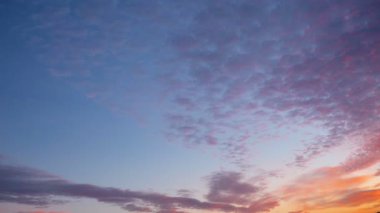 Dramatik günbatımı ve gündoğumu sabah akşam alacakaranlık gökyüzü. Günbatımı güneş gökyüzünde ayarlama