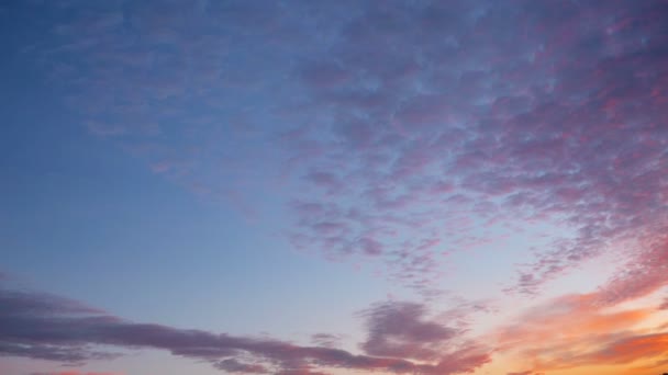 Dramatischer Sonnenuntergang und Sonnenaufgang am Morgen Abend Abenddämmerung Himmel. Sonnenuntergang am Himmel — Stockvideo