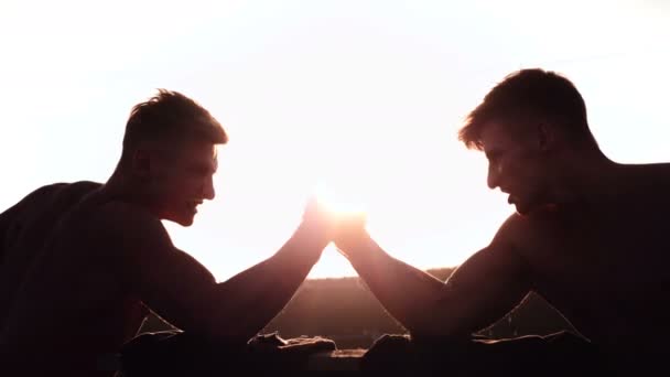 Dos hombres con las manos apretadas en el desafío de lucha libre de brazos. Concepto de culturismo — Vídeos de Stock