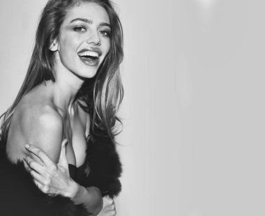 Kadın yüzü. Kızlar etkileyen konular. çok seksi kadın veya kürk uzun saçlı kız