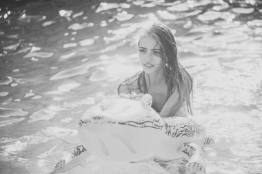 Kadın yüzü. Kızlar etkileyen konular. Yaz tatili ve okyanus, Maldivler seyahat. Moda timsah deri ve su kız. Timsah gurl maceralarını. Lüks yüzme havuzunda rahatlayın. Seksi