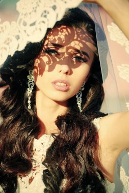 Kadın yüzü. Kızlar etkileyen konular. Kadın şık uzun saçlı.