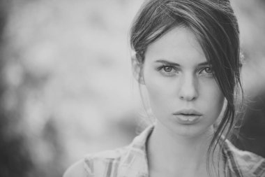 Kadın yüzü. Kızlar etkileyen konular. Güneşli günde ekose gömlek modeli