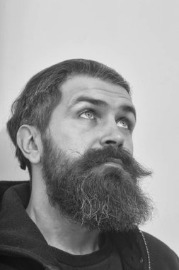 Çocuk desteklenmektedir. Sorunlar çocuklar karşısında. sakallı şaşırmış acımasız beyaz adam aramak