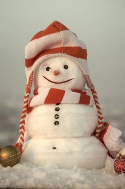 Gülen yüz mavi gökyüzü arka plan üzerinde ile kardan adam