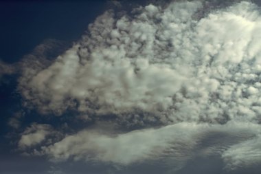 Mavi gökyüzü arkaplanındaki bulutlar