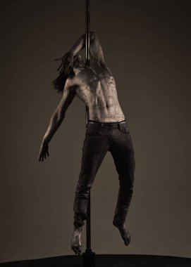 Moda model adam fece kapatın. Yüz adam mutlu emetion. Çıplak gövde parıldayan gümüş boya ile kaplı olan adam