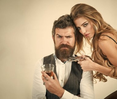 Kız desteklenmektedir. Sorunları kızlar yüz. Berber, hippi moda, güzellik.