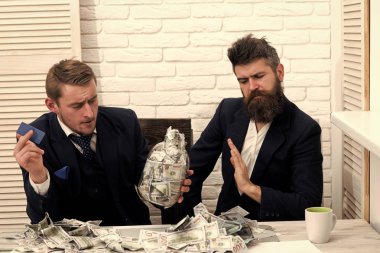 Yüz çocuk dergisinin kapağı için. Senin advertisnent mqan yüz portre. İş ortakları, office toplantıda işadamları. Nakit sürü sakallı patron reddediyor, meslektaşım kredi kartı almıştır. Nakit ve