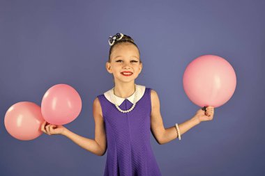 Moda genç çocuk modeli fece kapatın. Yüz kadın çocuk mutlu duygu ile. Güzellik ve moda, punchy pastel. Balonlarla Doğum gününde evlat. Küçük kız çocuk parti balonları, kutlama