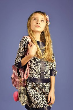 Yüz çocuk dergisinin kapağı için. Kız çocuklar senin advertisnent portre yüz. Gri arka plan üzerinde güzel yüzü şık kızla. Güzellik, çocuk moda, kozmetik, sağlıklı saçlar. Moda model ve güzellik bakmak